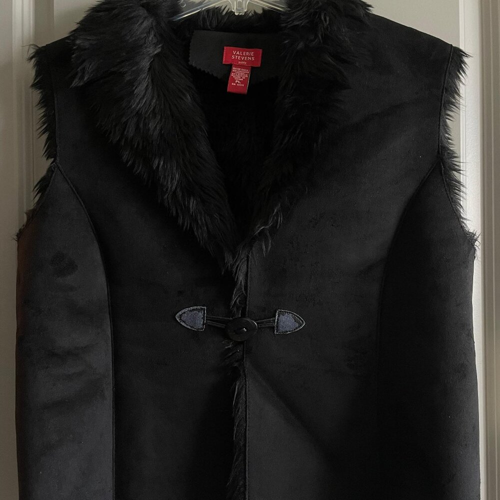 Valerie Stevens Black Coat with Fur Details – Sophisticated Elegance